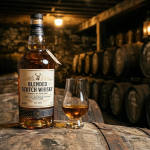 Chai whisky Scotch blended trên thùng gỗ sồi trong hầm ủ rượu Scotland