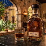 Chai rượu Don Julio tequila trên bàn đá cẩm thạch trong không gian hacienda Mexico sang trọng