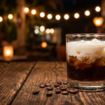 Ly cocktail White Russian màu nâu cà phê có lớp kem nổi, hạt cà phê rang cạnh bên