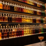 Kệ bar nhiều chai rượu mùi liqueur đủ màu không nhãn hiệu