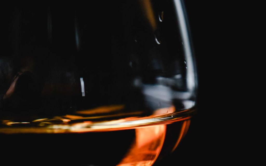 Thu mua rượu cognac trong ly snifter