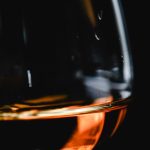 Thu mua rượu cognac trong ly snifter