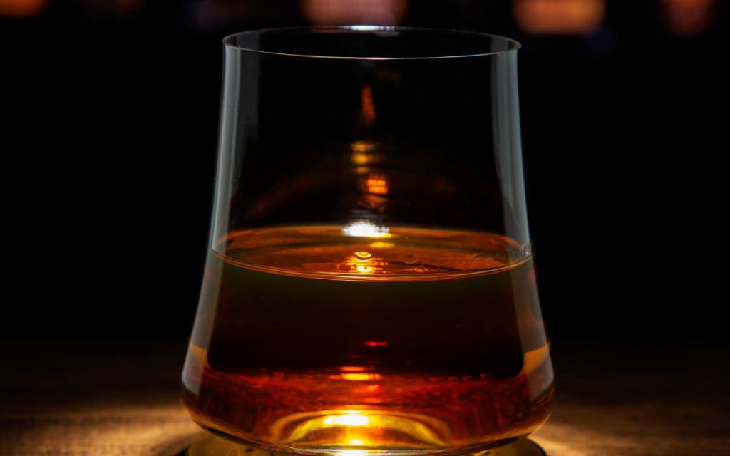 Thu mua rượu whisky cao cấp tại quầy bar